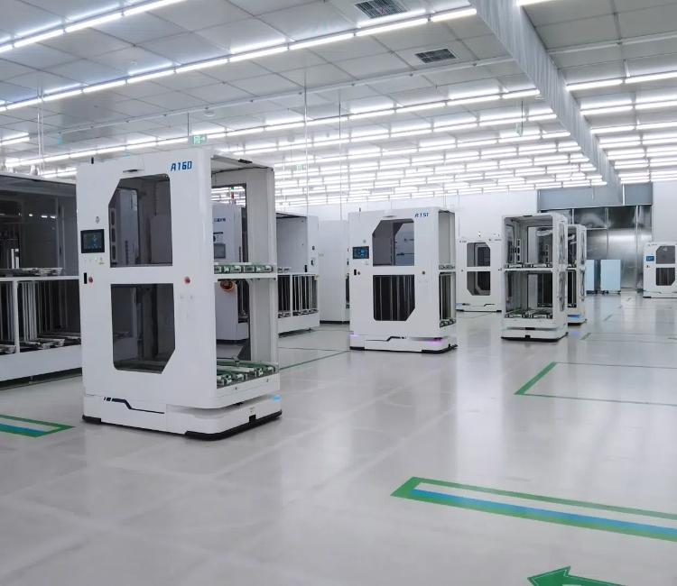 Robot cấp nguyên liệu và dỡ nguyên liệu trên xe giỏ hoa